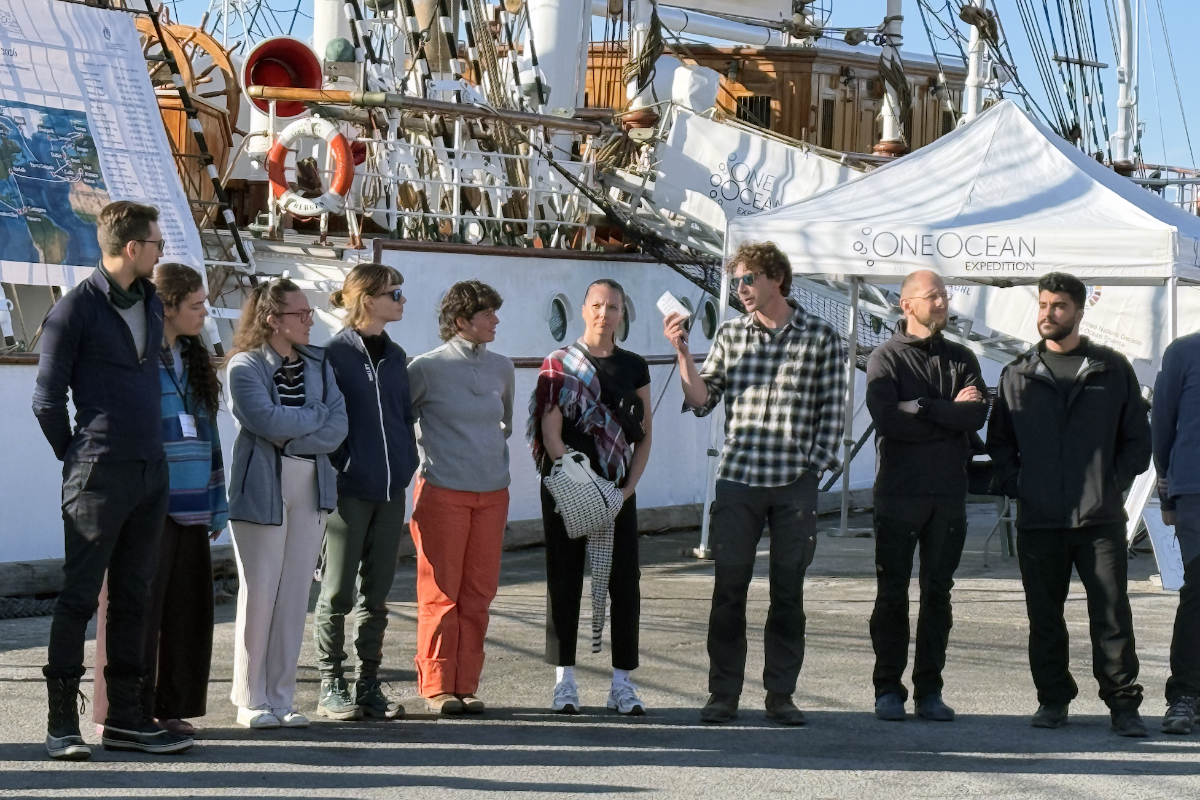 Personer står på en kai